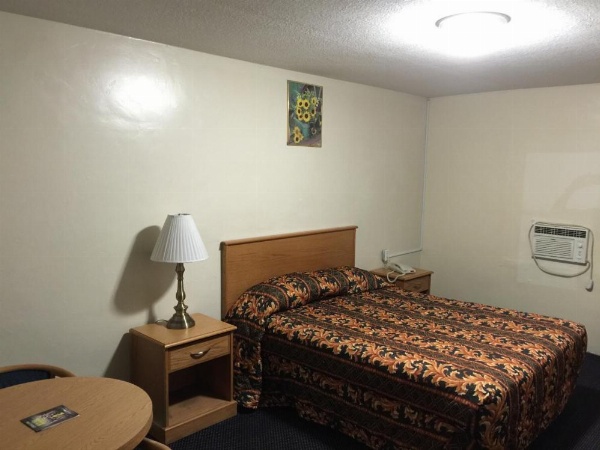 Hacienda Motel image 17