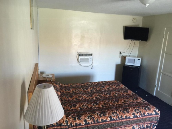 Hacienda Motel image 20